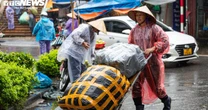 Người Hà Nội vất vả mưu sinh trong ngày mưa phùn, gió lạnh tăng cường