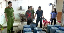 Công an đột kích xưởng sản xuất giá đỗ, phát hiện 1,4 tấn giá đang được "tắm" trong "nước kẹo" giúp phát triển thần tốc