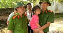Giải cứu an toàn bé gái 4 tuổi bị bố đẻ treo lên trần nhà ở Bắc Ninh