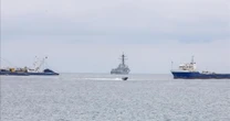 Máy bay quân sự Venezuela 2 lần bay trên tàu chiến Mỹ, ông Trump tuyên bố "sẽ bắn hạ"