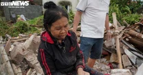 Mẹ già tử nạn trong căn nhà đổ sập, con gái khuyết tật bật khóc giữa đống đổ nát