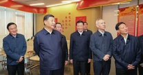 Chiếc áo khoác gió không chỉ để mặc: Ông Tập định hình thời trang chính trị Trung Quốc như thế nào?