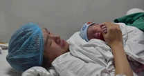 Em bé chào đời lúc 0 giờ 2 phút mang tên Quốc Khánh
