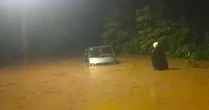 Hy sinh ô tô 16 chỗ để cứu hàng chục người chạy khỏi lũ dữ
