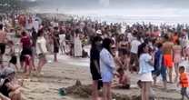 Sáng nay, hơn 20 du khách đuối nước ở biển Cửa Lò
