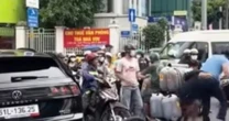 Thanh niên lái xe Volkswagen đánh ông lão giữa trung tâm TP.HCM gây phẫn nộ