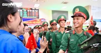 Người dân chào đón đoàn quân ra Bắc luyện tập diễu binh mừng 80 năm Quốc khánh