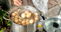 Trứng luộc, bánh rán, xúc xích xuống phố phục vụ nghìn người chờ xem diễu binh