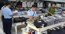 Bất ngờ ập vào kiểm tra một cửa hàng thời trang, phát hiện sự thật bên trong
