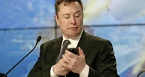 Tỷ phú Elon Musk dùng điện thoại như thế nào? Bí mật đằng sau sự thành công của người giàu nhất thế giới