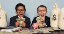Lần đầu tiên trong lịch sử, mỗi trẻ em Mỹ sẽ có tối thiểu 1.000 USD ‘chơi’ chứng khoán: Kế hoạch đầu tư 14,4 tỷ USD từ bé nhằm tích lũy tài sản cho công dân trước khi ra trường