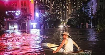 24 giờ mất điện, nước: Hàng trăm hộ dân ở 'làng' biệt thự triệu đô Hà Nội thắp đèn dầu, loay hoay 'chạy' ngập