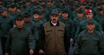 Công chức, nội trợ Venezuela xếp hàng đăng ký gia nhập dân quân trong bối cảnh Mỹ điều thêm tàu chiến