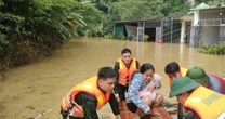 Nước sông Thanh Hoá vượt báo động 3, lực lượng chức năng cấp tập giúp dân sơ tán