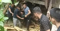 30 phút đào bớt đất cứu 2 cán bộ bị nhà sập đè khi đang giúp dân di dời
