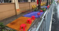 CSCĐ phát hiện 1 người đàn ông xếp 10 ghế để cho thuê chỗ ngồi xem diễu binh