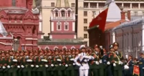 Cận cảnh cờ đỏ sao vàng tung bay ở Moscow, đoàn quân nhân Việt Nam sải bước kiêu hãnh trên Quảng Trường Đỏ