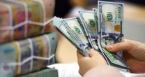 Vì sao đồng đô la suy yếu mạnh trên thị trường quốc tế nhưng vẫn tăng giá so với VND?
