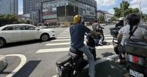 Mỗi lượt thuê xe điện chỉ 4.000 đồng, người dân TP 10 triệu dân chạy xe điện khắp nơi