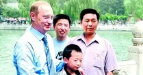 Hãng tin Nga tìm cậu bé chụp ảnh chung với Tổng thống Vladimir Putin cách đây 25 năm