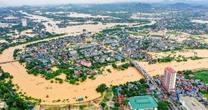 Phố trung tâm Thái Nguyên chìm trong biển nước, có nơi ngập gần nóc tầng một