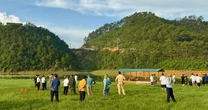 Đi xe bán tải vào lòng hồ cạn, vợ chồng tài xế bị đuối nước tử vong