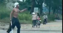CLIP: Rùng mình khoảnh khắc người đàn ông cởi trần múa dao gây náo loạn Quốc lộ 13