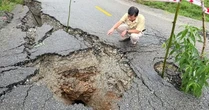 Hố tử thần sâu hơn 1m 'há miệng' giữa quốc lộ ở Quảng Ngãi