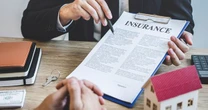 Mua gói bảo hiểm nhân thọ hơn 500 triệu đồng, người đàn ông được thông báo: "Sau 25 năm, số tiền anh nhận về có thể chỉ vài nghìn đồng"