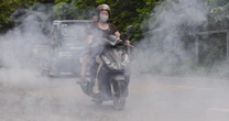 Dân đốt rơm, khói trắng trời Hà Nội, hun người đi đường