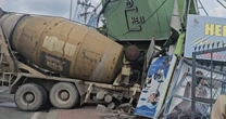 Xe bồn lao vào tiệm hớt tóc ở TP HCM, một phụ nữ kịp thoát ra cửa sau