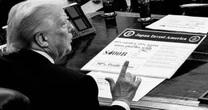 Tấm bảng trên bàn ông Trump có dấu hiệu "lạ": Thỏa thuận thuế quan Mỹ - Nhật bị chỉnh sửa?