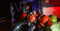 Phá ca-bin giải cứu tài xế mắc kẹt trong ô tô trên cao tốc