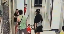 Dửng dưng nhìn phụ nữ bị đánh ở chung cư: Vô cảm cũng là đồng lõa