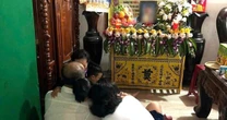 Xe vào trường chở rác tông chết 1 học sinh: Mẹ khóc nghẹn trước bàn thờ con trai