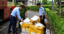 Khám xét xe khách, phát hiện cảnh tượng kinh hoàng bên trong