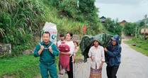 Trước giờ bão đổ bộ: Vết nứt dài 300m trên núi khiến hàng chục người phải rời nhà