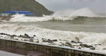 Rùng mình sóng biển gần chục mét ở Gia Lai, Đắk Lắk trước khi bão Kalmaegi đổ bộ