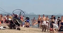 Dù lượn gắn động cất cánh bất thành, lao vào du khách tắm biển ở Bãi Cháy