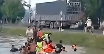 Phú Yên: 13 người trong ô tô thoát chết khi xe lao xuống mương nước sâu