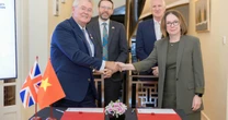Đại học London trao danh hiệu Đối tác quốc tế cho Trường Đại học Anh Quốc Việt Nam
