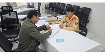 Tài xế 2 lần vượt đèn đỏ bất ngờ được CSGT cảm ơn khi mời lên làm việc