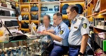 Bất ngờ kiểm tra 2 cửa hàng tại Saigon Square, phát hiện sự thật bên trong