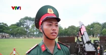 Đằng sau quân phục Hạ sĩ của Thiếu úy Đội pháo lễ