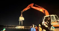 Trục vớt hai quả bom hơn 1,3 tấn gần cầu Long Biên