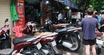 Xe chết máy khắp phố, tiệm sửa ở Hà Nội đông nghẹt khách chờ