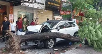 Hà Nội: Ô tô đâm liên hoàn nhiều xe máy trên phố Trần Đại Nghĩa