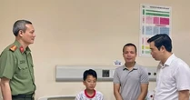 Công an Quảng Ninh nhận đỡ đầu cháu bé sống sót vụ lật tàu trên vịnh Hạ Long