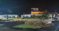Tìm kiếm người và xe nghi rơi xuống 'hố tử thần' ngập nước ở Bắc Kạn