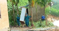 Khẩn cấp di dời dân vùng nguy cơ trượt lở núi giữa mưa rất lớn tại Huế